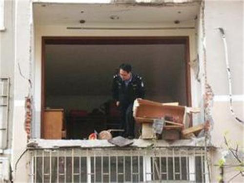 电水壶发热管爆炸，门窗被“炸开花”